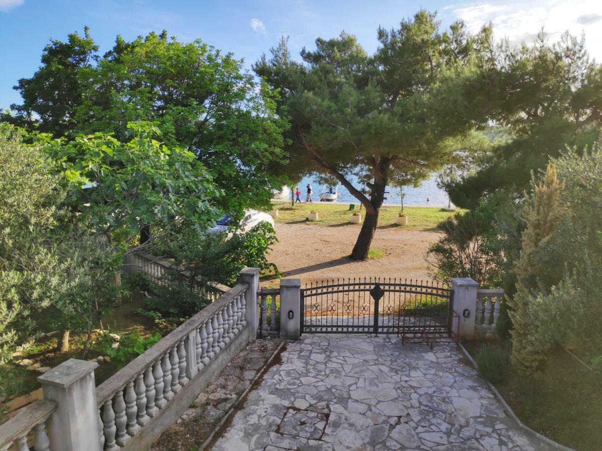 Villa Punta Blava - Beach Front, Ideal For Family Vacation With Kids, Large Terraces With Sea View, Internet, Netflix, No Pets Allowed Обровац Экстерьер фото